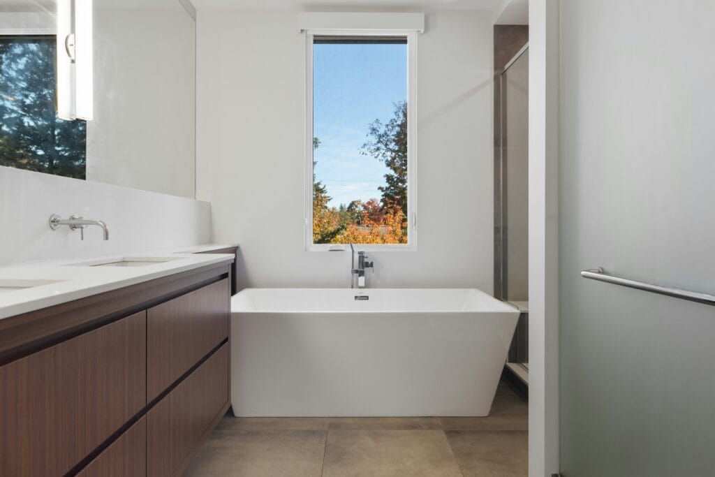 Şık bir sürgülü kapı takılmış aydınlık bir banyo